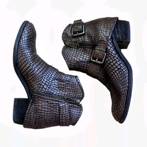 EUC DONALD J PLINER DALIS PYTHON LEATHER HOODED BOOTS 8